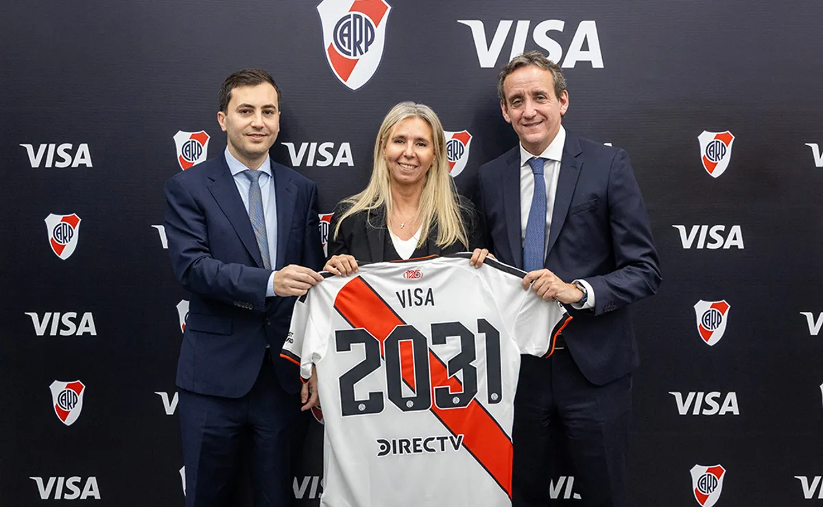 River anunció la llegada de Visa como nuevo sponsor con la participación del presidente Stefano Di Carlo (izquierda), Ignacio Villarroel (vicepresidente, derecha) y Gabriela Renaudo (Group Country Manager de Visa para el Cono Sur, centro).