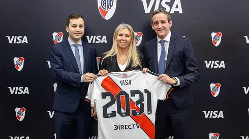 River anunció la llegada de Visa como nuevo sponsor con la participación del presidente Stefano Di Carlo (izquierda), Ignacio Villarroel (vicepresidente, derecha) y Gabriela Renaudo (Group Country Manager de Visa para el Cono Sur, centro).