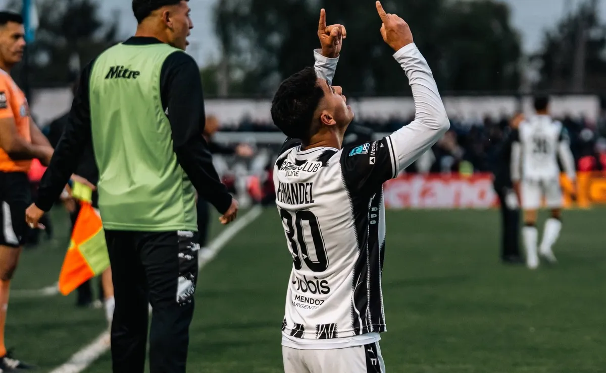 Esteban Fernández celebra el agónico empata de Gimnasia de Mendoza contra Boca.