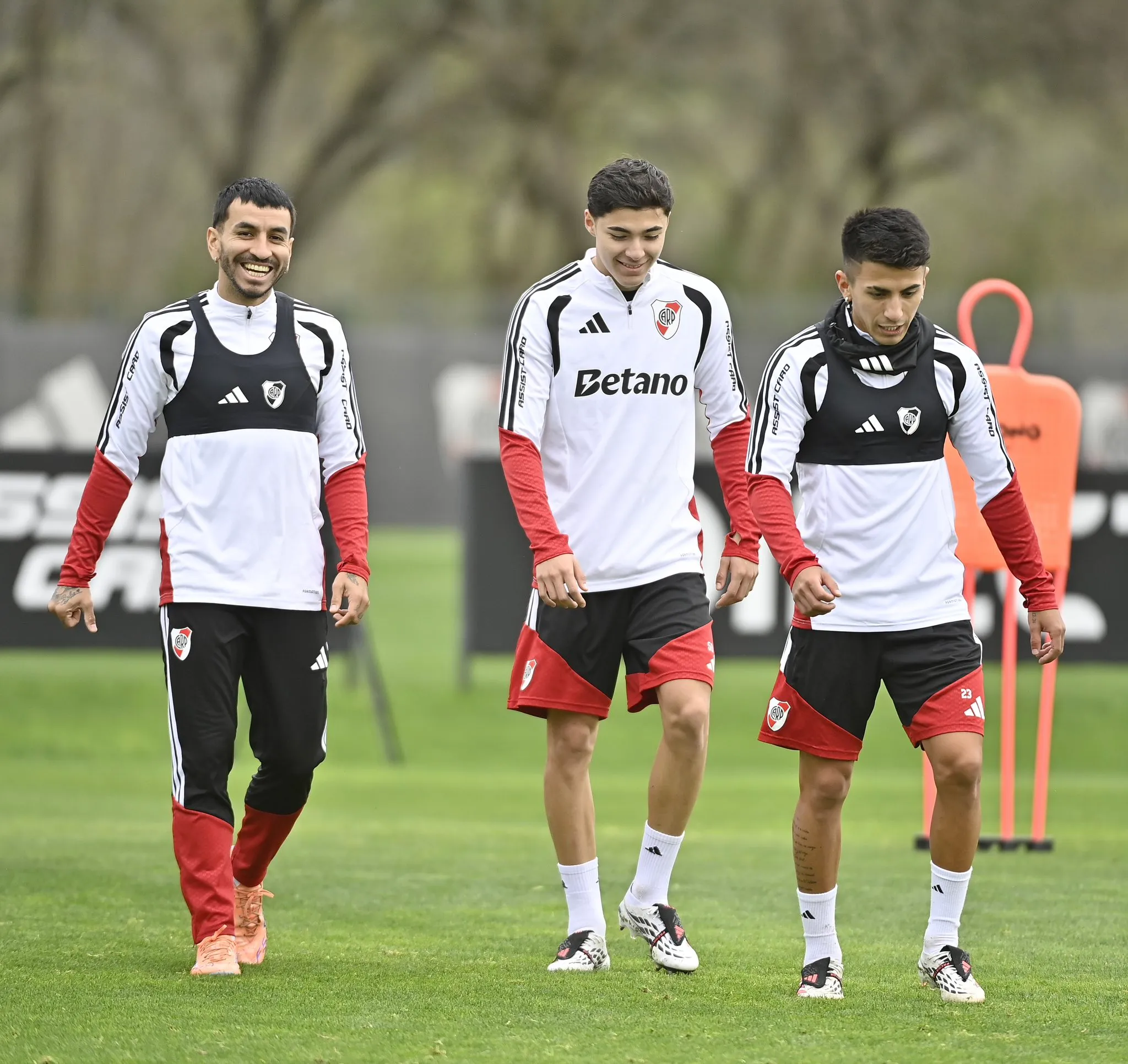 Correa, Andrada y Almada trabajaron en la semana sabiendo que son titulares. (Prensa River)