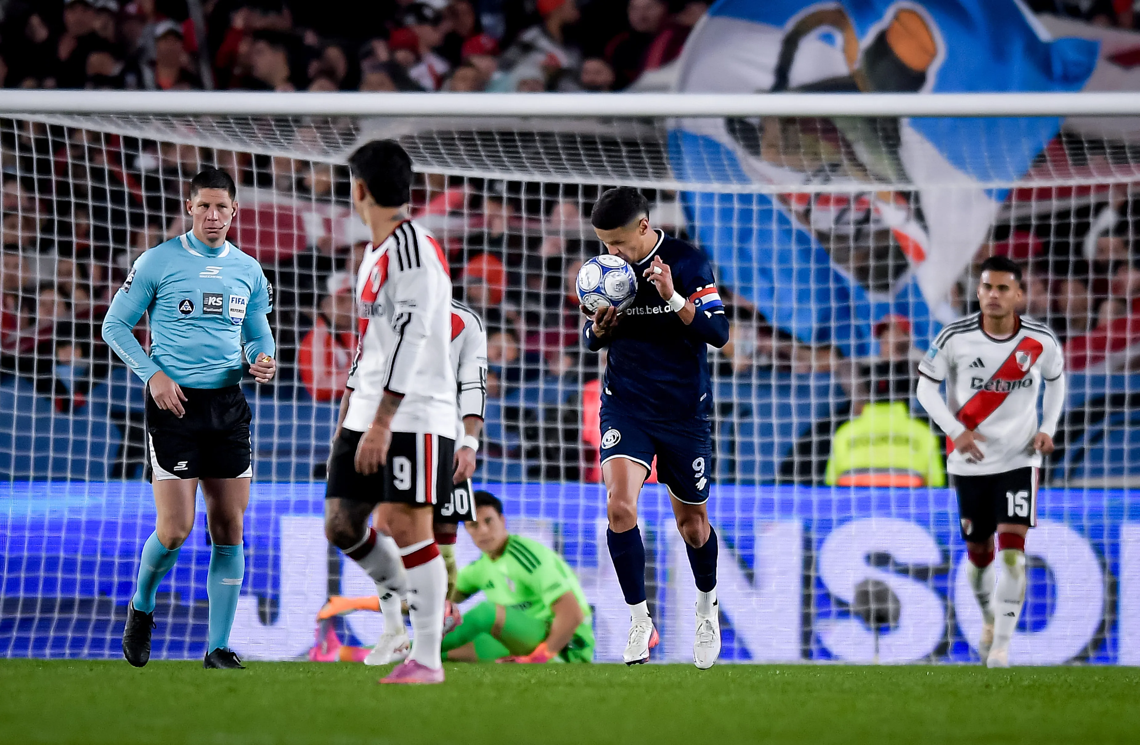 A River le convirtieron jugando por arriba y marca las fallas en la defensa de los centros. (Getty Images)