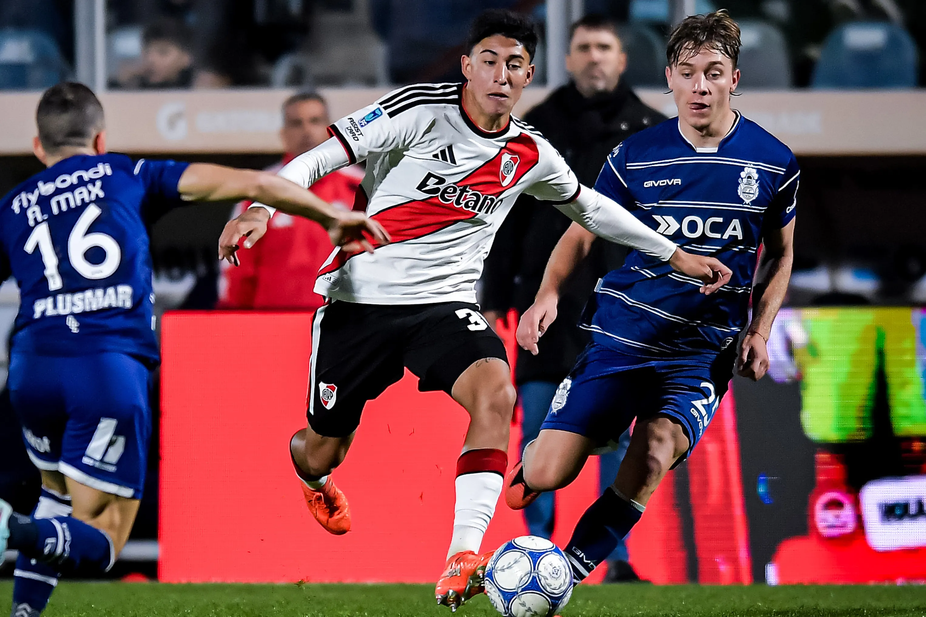 Facundo González, de 20 años, suma 8 PJ en Primera.
