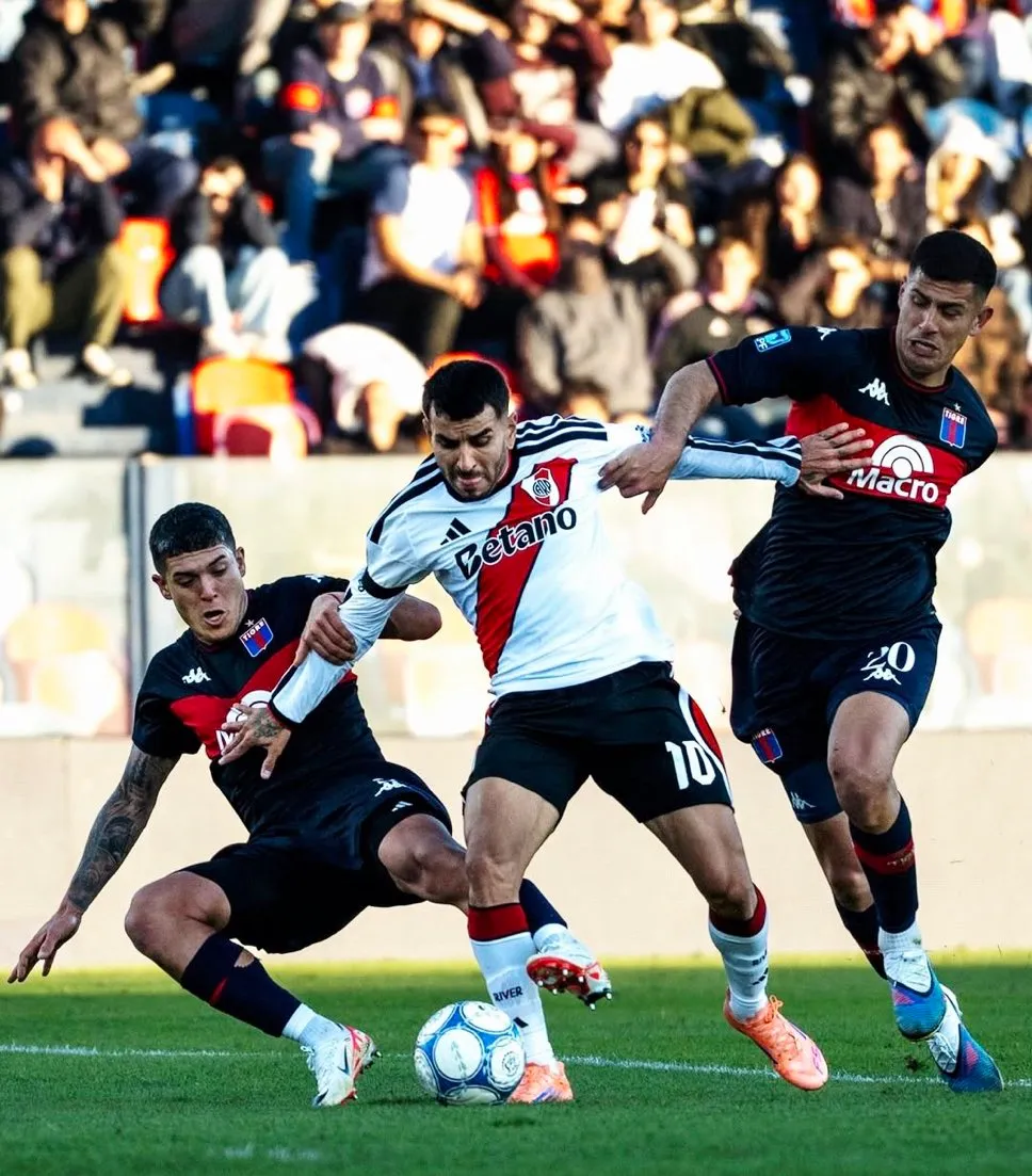El claro penal que Gariano no le cobró a River vs. Tigre.