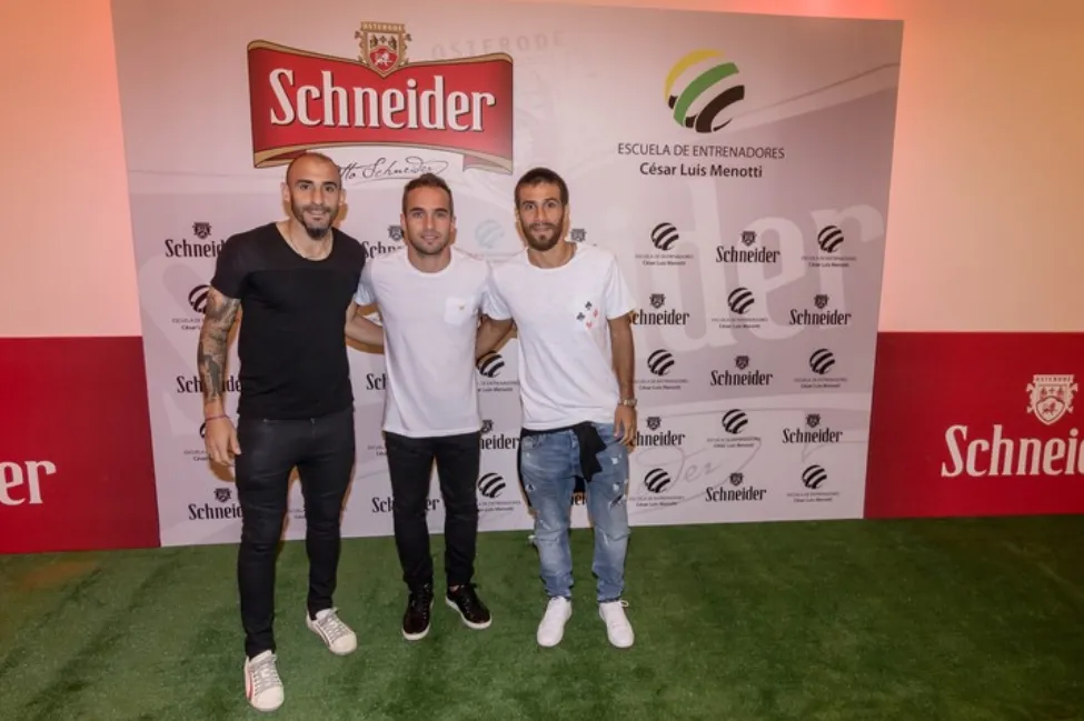 Leonardo Ponzio junto a Javier Pinola y Fernando Belluschi, todos exjugadores de River Plate, en el lanzamiento de la Escuela Menotti en 2018.