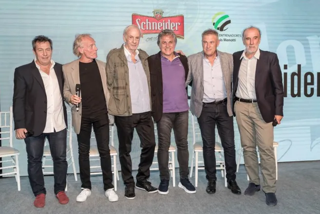 César Luis Menotti en el centro de la imagen junto al Pato Fillol y otros protagonistas del fútbol en 2018 durante el lanzamiento de su Escuela de formación en distintos aspectos profesionales del deporte.