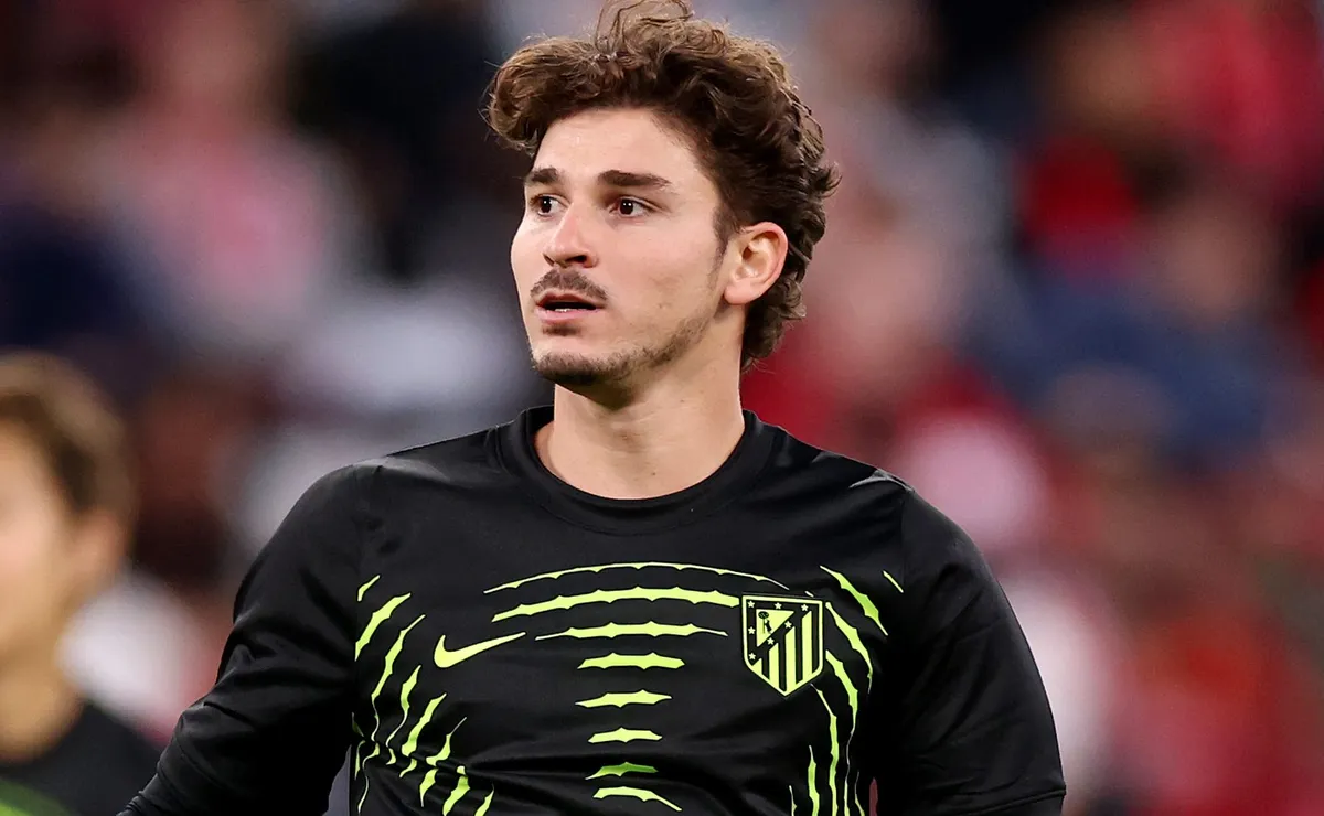 LIVERPOOL, ENGLAND - SEPTEMBER 09: Julian Alvarez of Atletico Madrid warms up before the UEFA Champions League 2026/27 League Phase MD1 match between Liverpool FC and Atletico de Madrid at Anfield on September 09, 2026 in Liverpool, England. (Photo by Carl Recine/Getty Images)