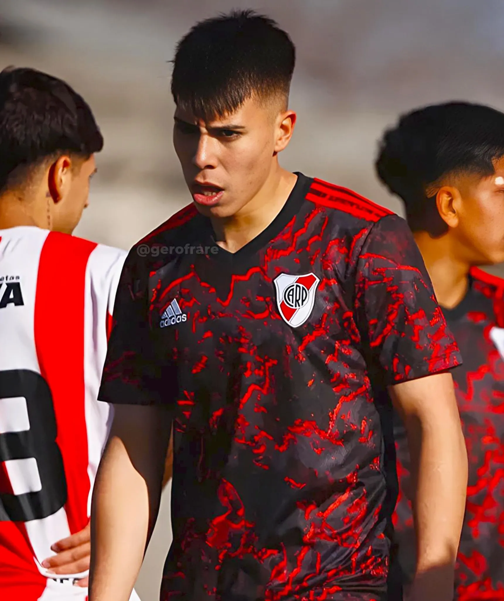 De Freitas sufrió una lesión de ligamentos que no le permitió gozar de continuidad en la Cuarta División de River. (@Gerofrare)