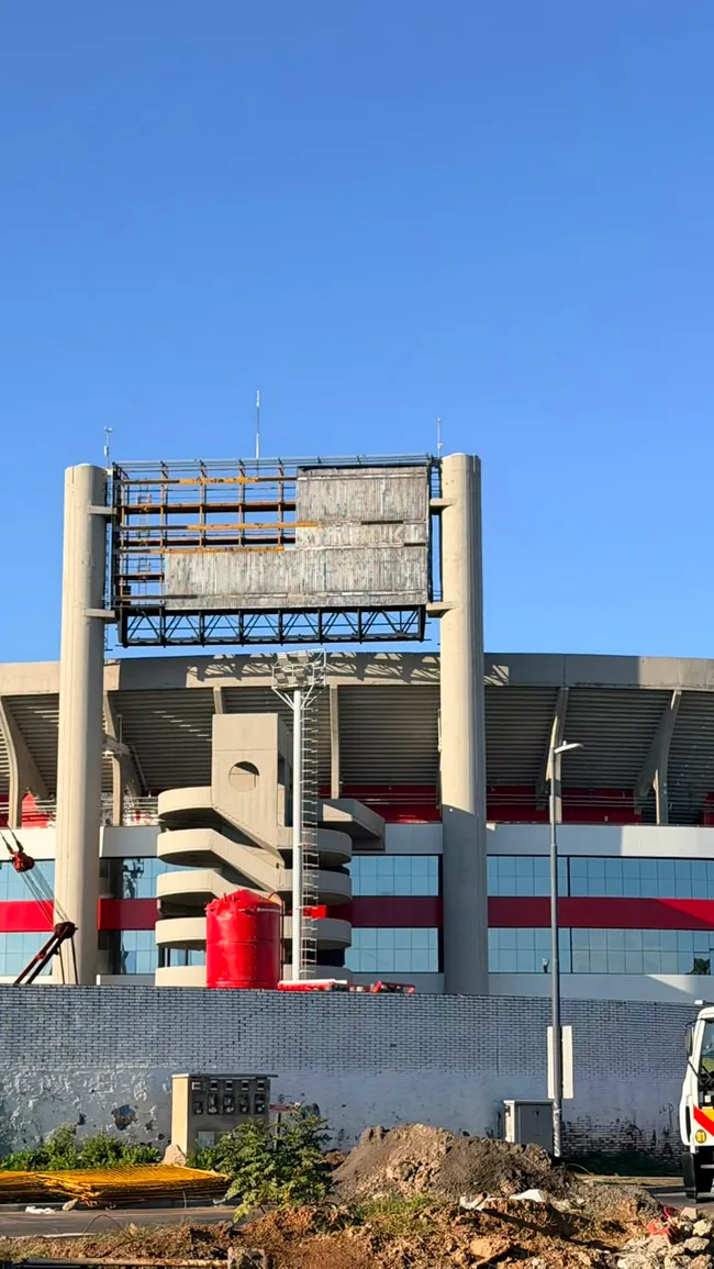 Así se viene la estructura interna de la pantalla del Monumental.