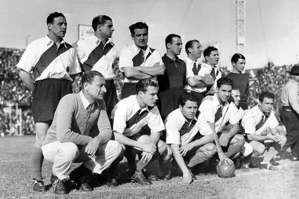 Formación titular de River en 1939, año en el que finalizó la racha de 96 partidos consevcutivos del Millonario marcando goles. (Archivo General de la Nación Argentina)