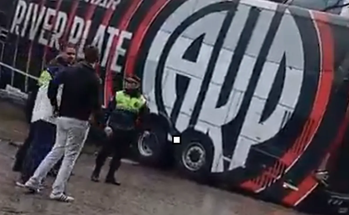 Insólito: el micro de River quedó atascado en el hotel y el plantel llegó al estadio en otro