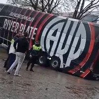 Insólito: el micro de River quedó atascado en el hotel y el plantel llegó al estadio en otro