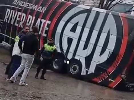 Insólito: el micro de River quedó atascado en el hotel y el plantel llegó al estadio en otro