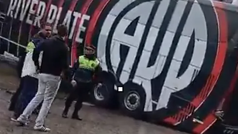 Insólito: el micro de River quedó atascado en el hotel y el plantel llegó al estadio en otro