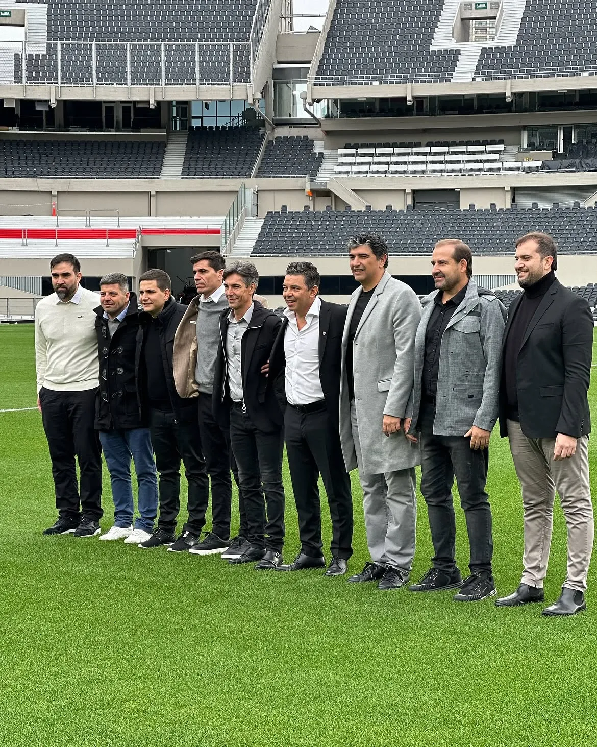 Alejandro Albornoz, el primero desde la izquierda en el último cuerpo técnico de Marcelo Gallardo en River.