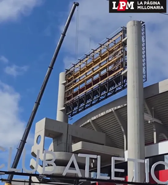 La pantalla gigante de la Sivori ya fue removida; será reemplazada por otra más grande que estará enfrentada a otra que se posicionará en la Centenario. (La Página Millonaria)