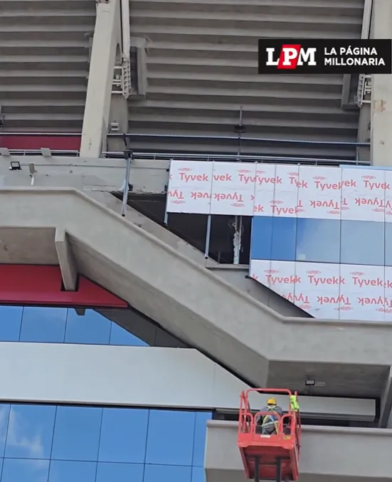 En la tribuna Belgrano se transita por la etapa final de la colocación de los soportes para las pieles de vidrio y las placas de aluminio rojas y blancas. (La Página Millonaria)