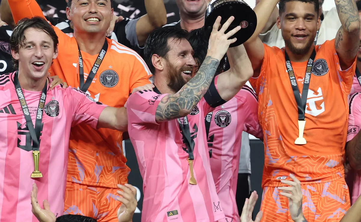 Galarza Fonda festeja el título de la Campeones Cup a la derecha de Messi.
