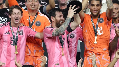 Galarza Fonda festeja el título de la Campeones Cup a la derecha de Messi.
