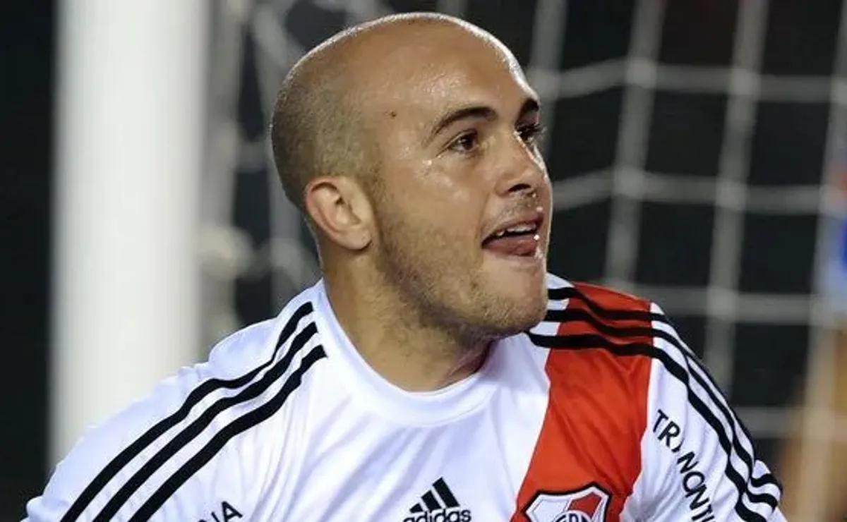 Aguirre jugó 41 partidos en River y metió cinco goles.