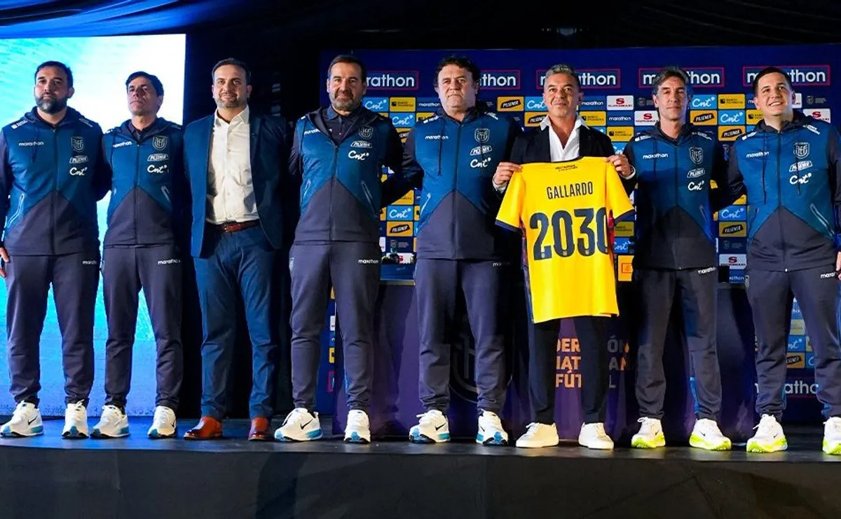 Marcelo Gallardo junto al cuerpo técnico que lo acompañará en su etapa como DT de Ecuador.