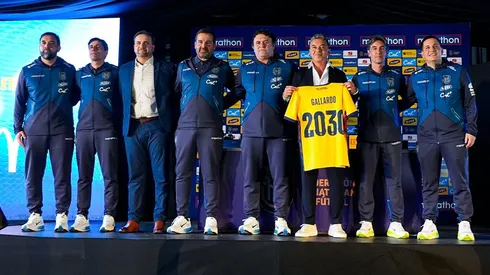 Marcelo Gallardo junto al cuerpo técnico que lo acompañará en su etapa como DT de Ecuador.