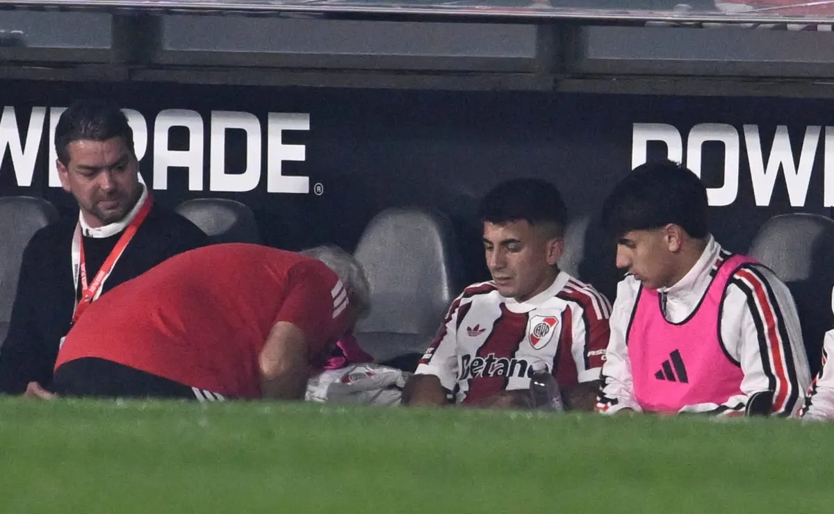Thiago Almada pidió el cambio a los cinco minutos del primer tiempo.