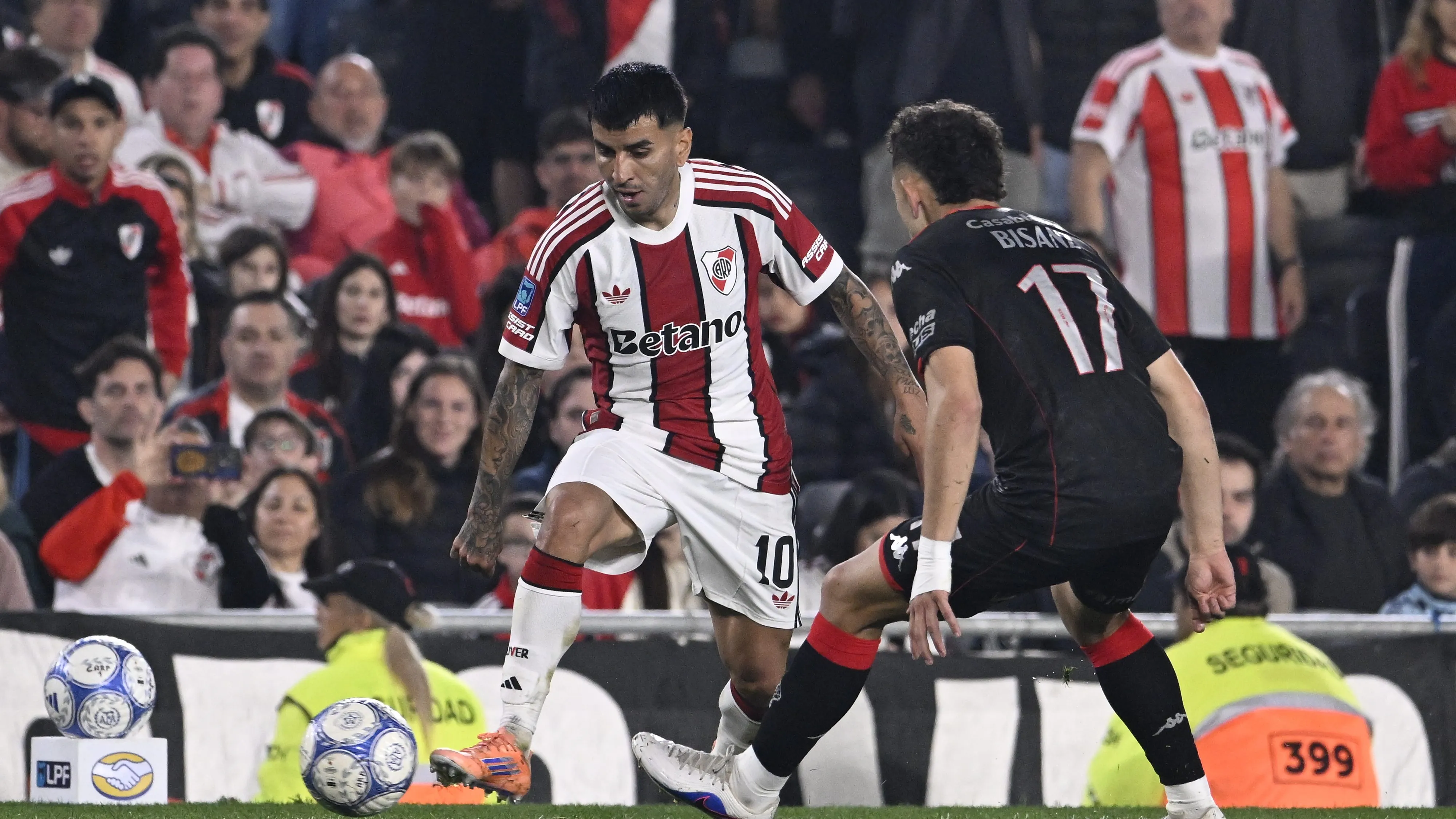 Correa fue la figura de River ante Huracán.