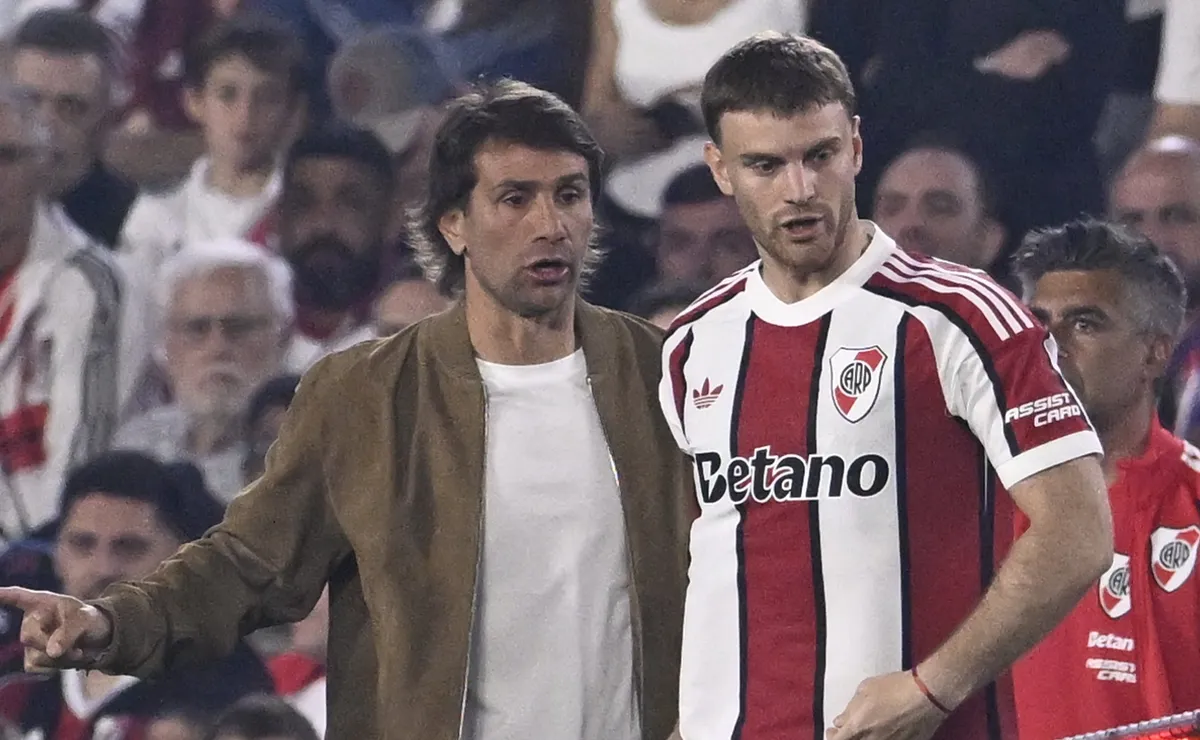 Ponzio dándole indicaciones a Beltrán antes de su ingreso.