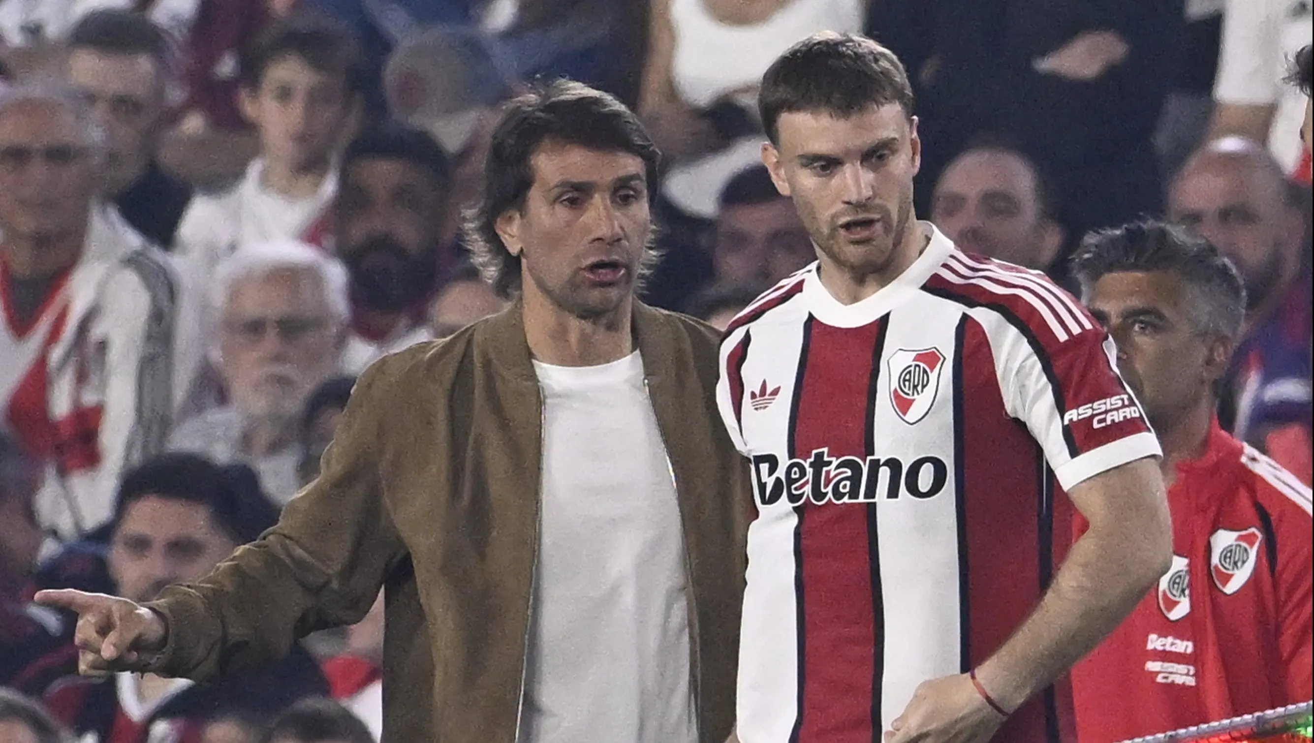 Ponzio dándole indicaciones a Beltrán antes de su ingreso.