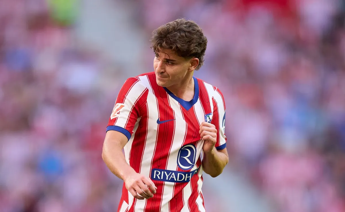 Julián Álvarez, silbado pero respaldado por Simeone.