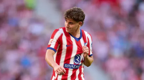 Julián Álvarez, silbado pero respaldado por Simeone.