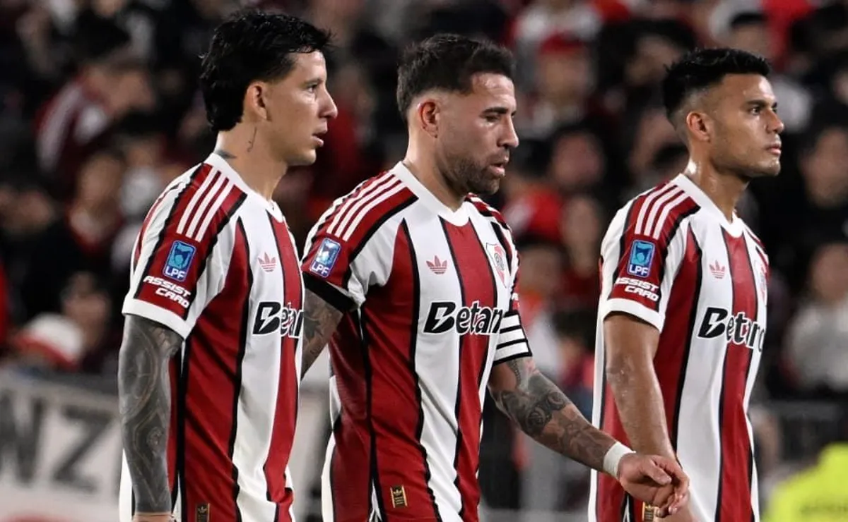Otamendi se retira del Monumental cabizbajo con Driussi y Fausto Vera a sus costados.