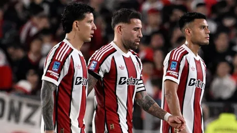 Otamendi se retira del Monumental cabizbajo con Driussi y Fausto Vera a sus costados.