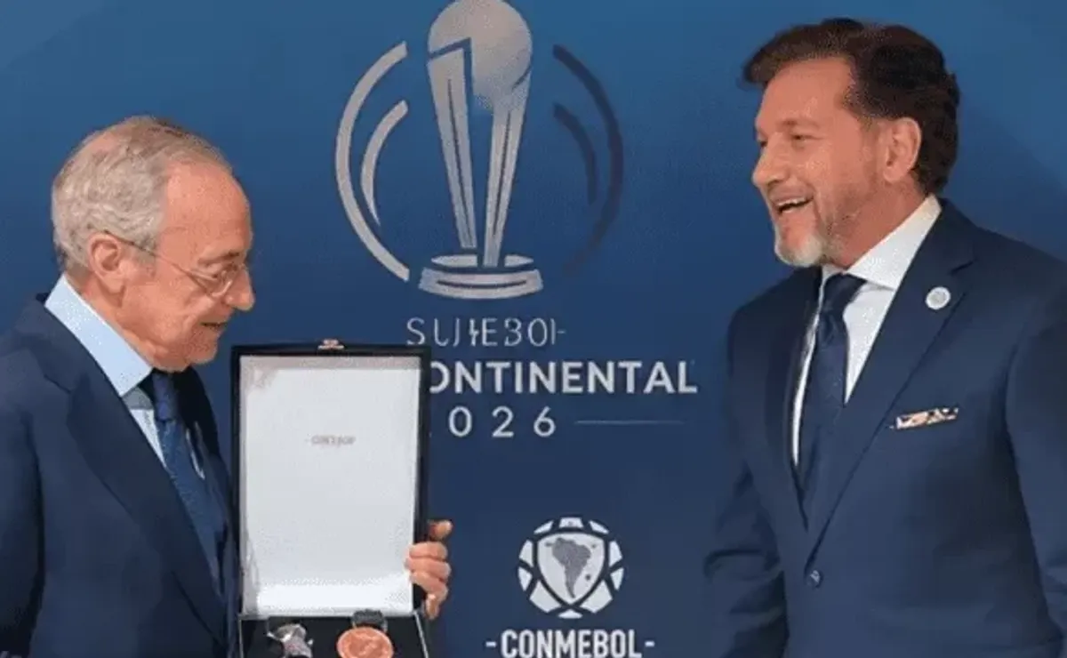 El regalo de Domínguez a Florentino: la medalla de River campeón.