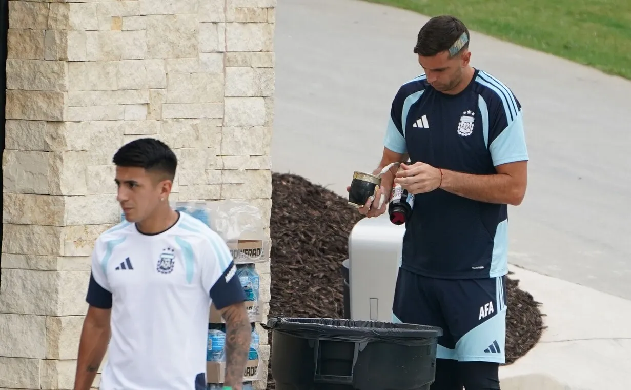 Thiago Almada se sumó a la Selección, pese a su lesión (Foto: Olé).