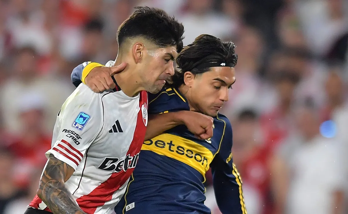 River aventaja 2-1 a Boca en finales por un título en disputa.