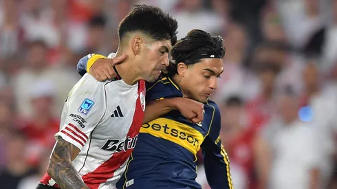 River aventaja 2-1 a Boca en finales por un título en disputa.