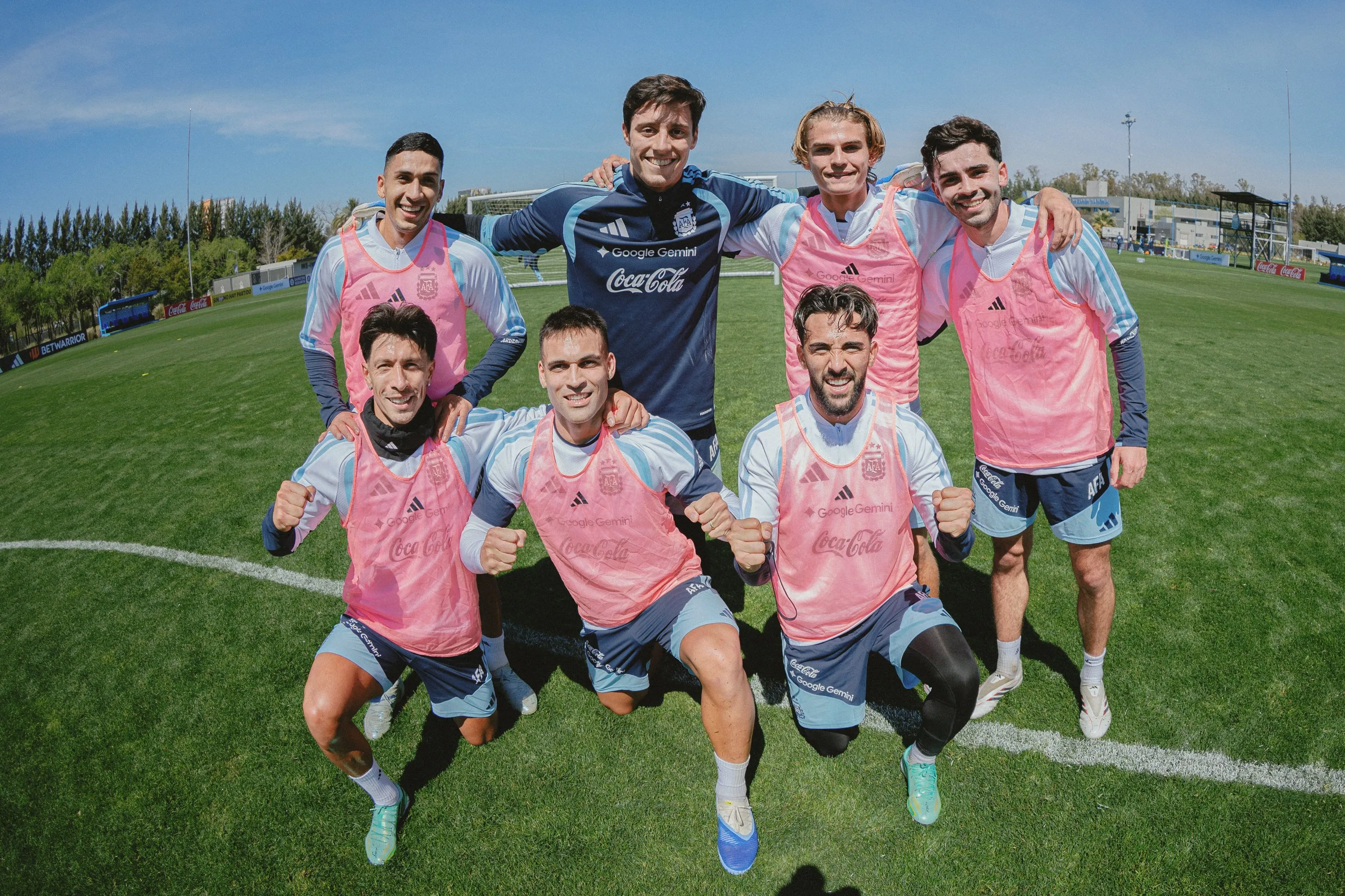 La foto de Beltrán con Simón en el entrenamiento de la Selección Argentina.