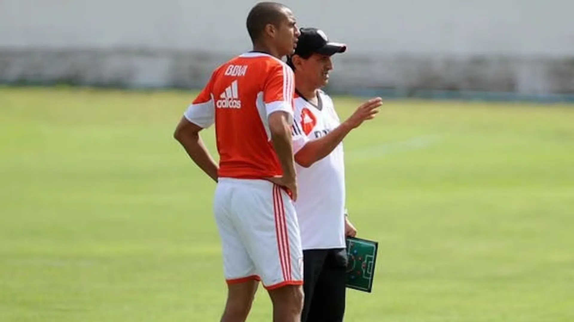 Ramón Díaz y Trezeguet dialogan en un entrenamiento de River.