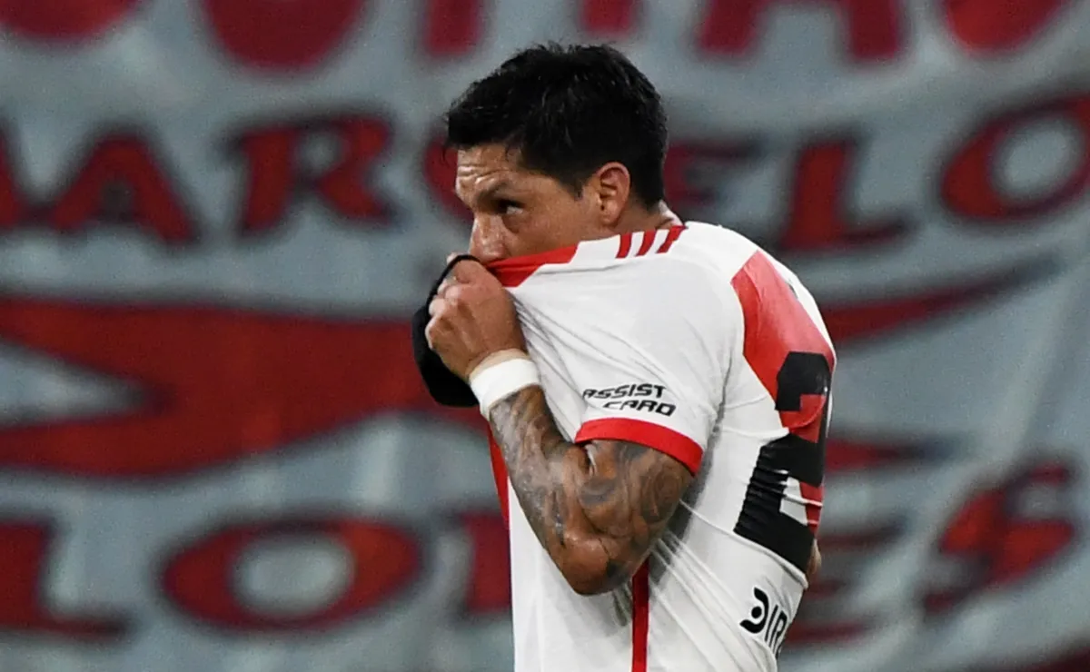 Enzo Pérez saludó a los hinchas de River en su día.