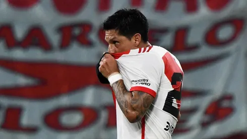 Enzo Pérez saludó a los hinchas de River en su día.