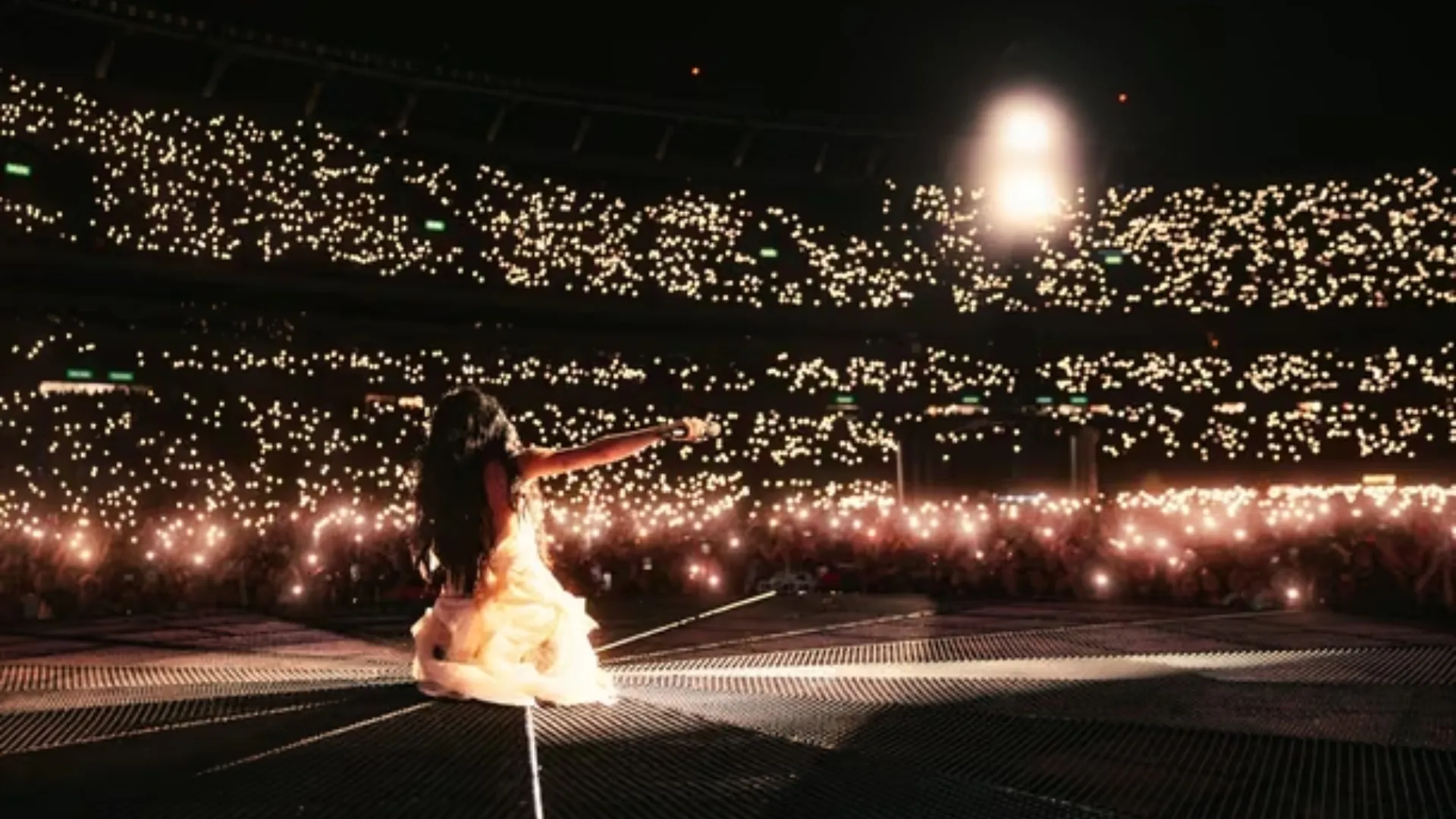 Postal del show de Lali en River.