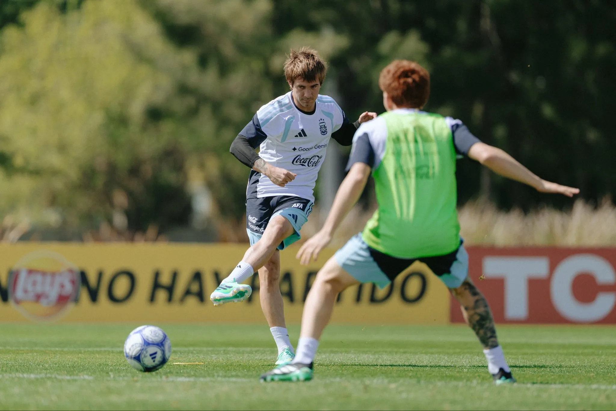 Mastantuono en la Selección Argentina (Foto: @SelecciónArgentina).