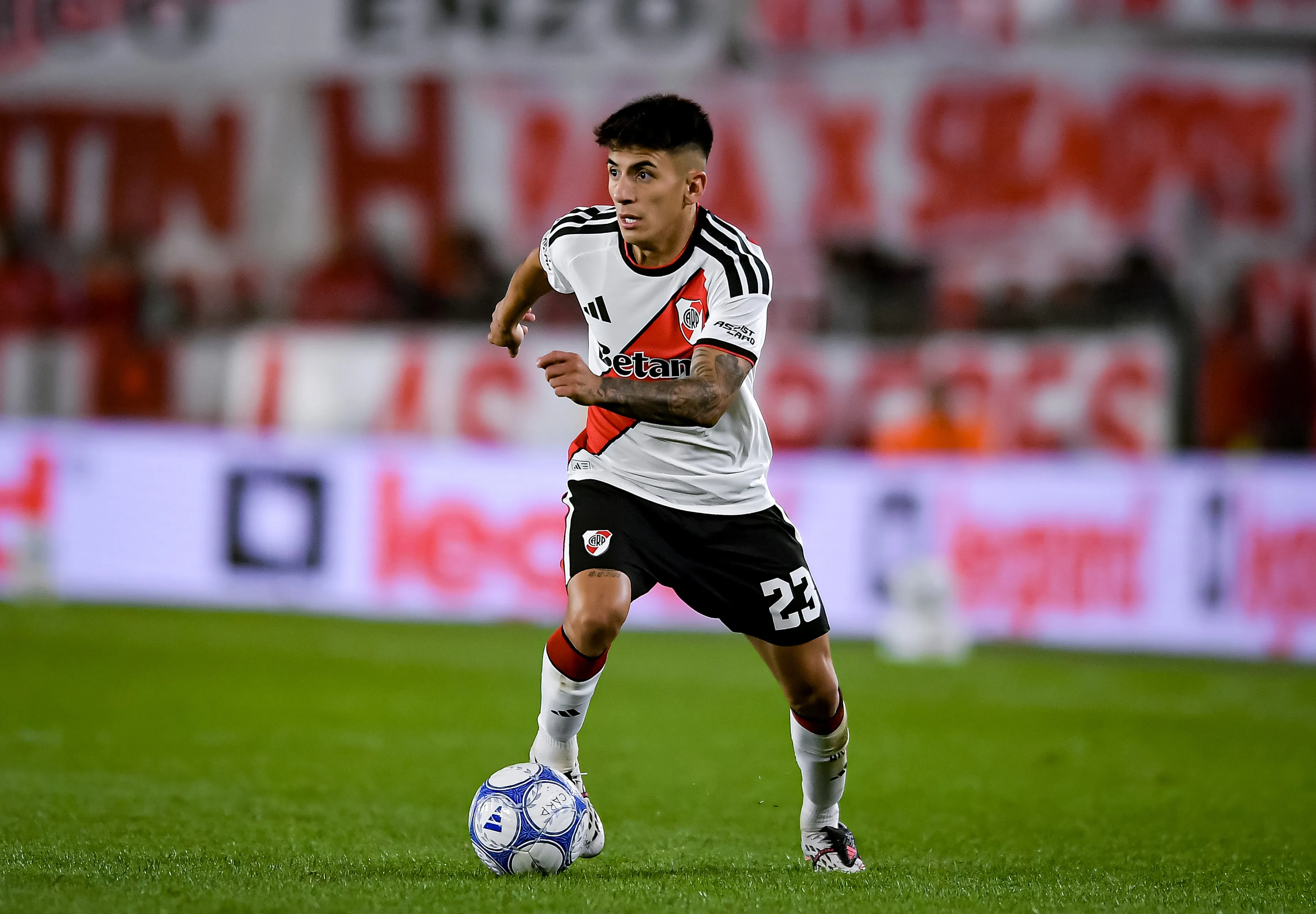 Almada podría reaparecer, al menos como convocado, en el partido contra Sarmiento de Junín. (Getty Images)