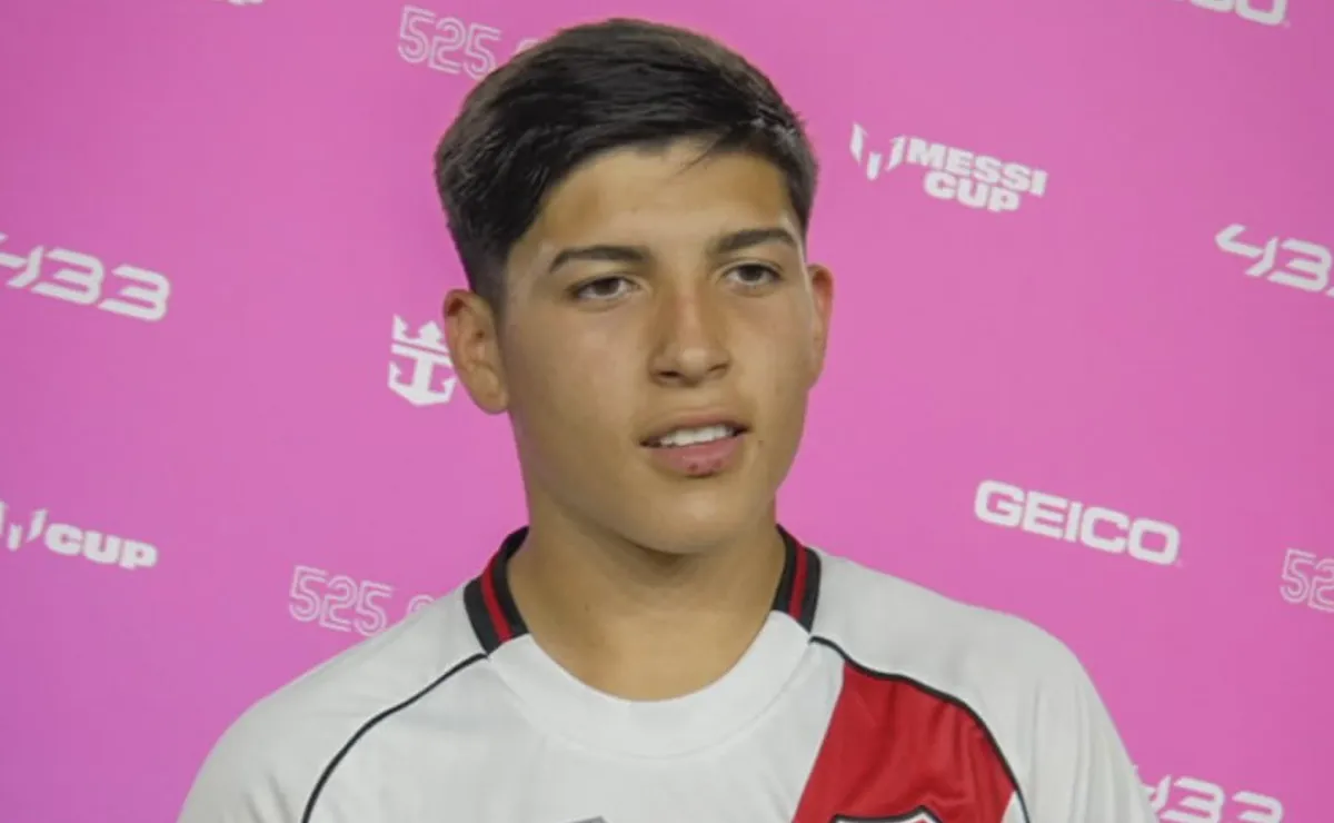 El delantero firmó su primer contrato.