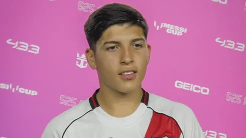 El delantero firmó su primer contrato.
