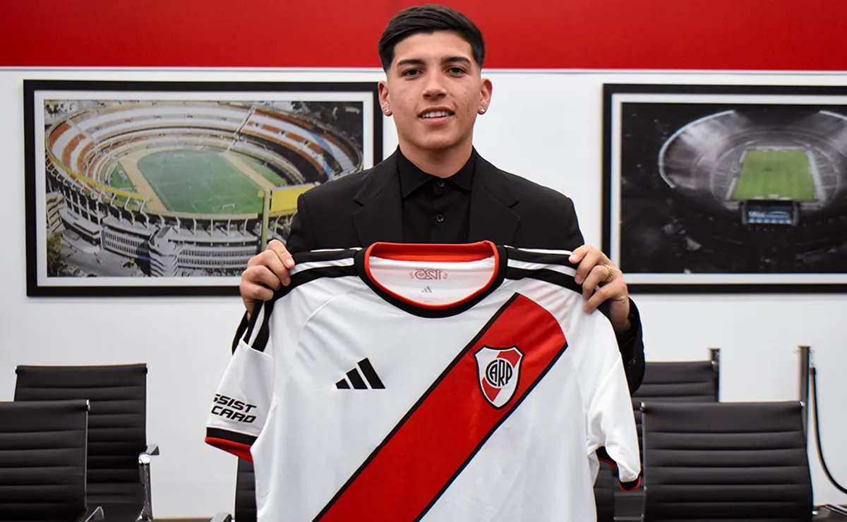 El delantero firmó su primer contrato.