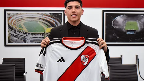 El delantero firmó su primer contrato.