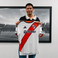 River oficializó el primer contrato de Jonathan Spiff y lo blindó: de cuánto es su cláusula de rescisión