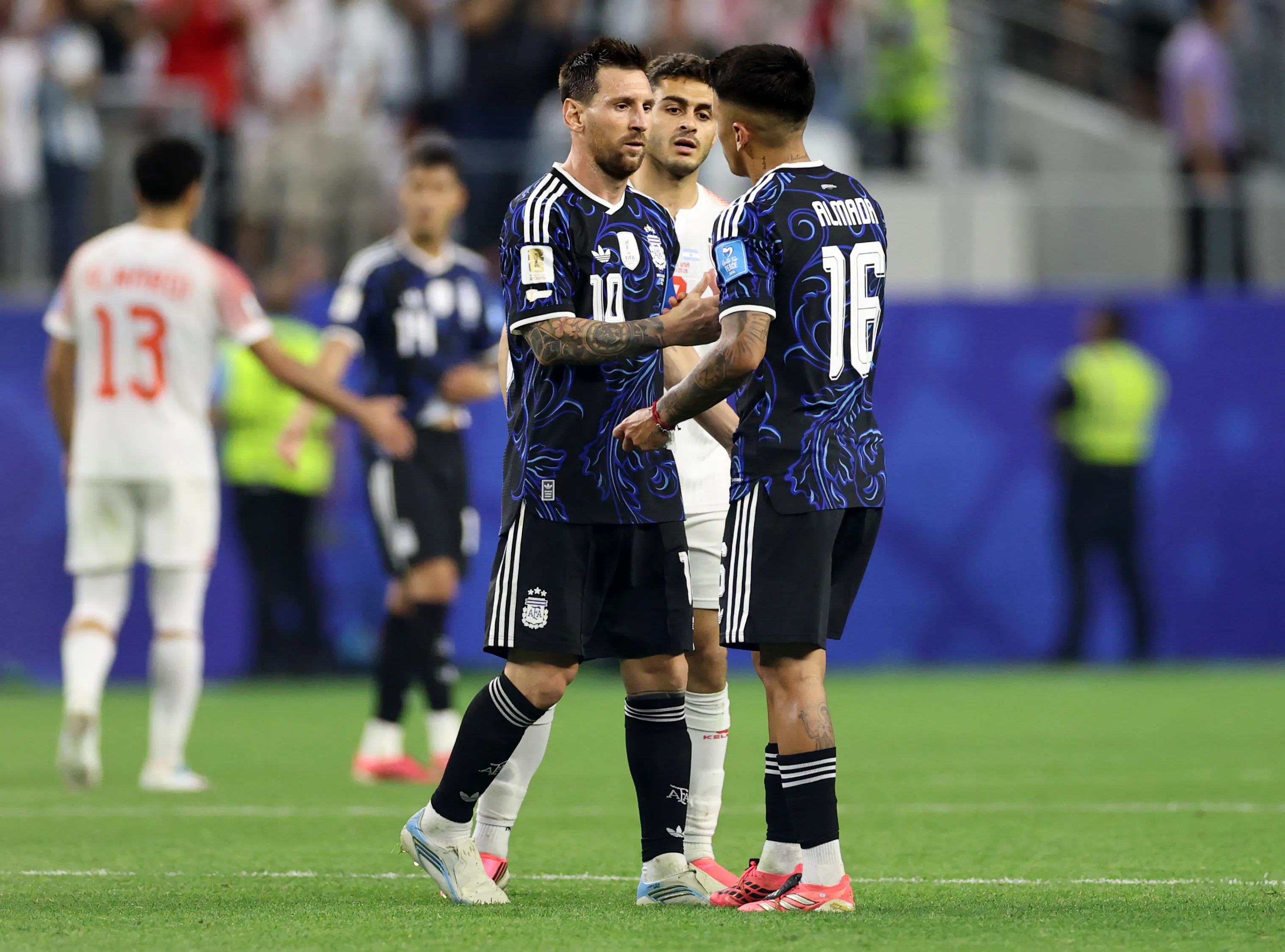 Messi apadrinó a Almada desde sus inicios en la Selección y siempre destacó su calidad y desfachatez.